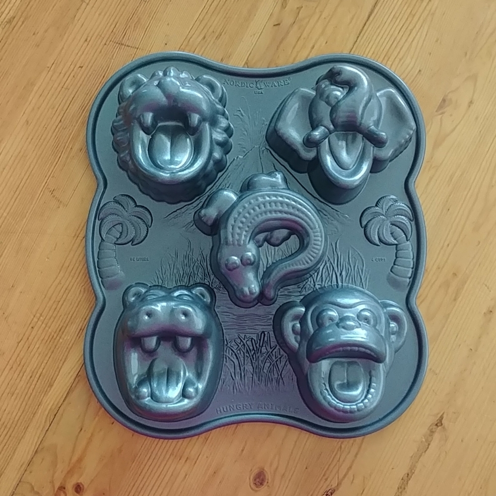 Nordic Ware Hungry Animals Pro cast cake pan